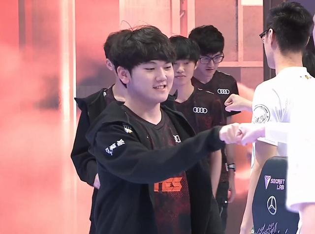 这能逆转吗？小三大嘴全力开火，击杀了 Leyan 团队处于巨大的劣势，扭转了局面